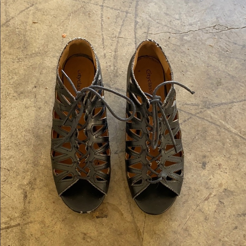 Women’s Black lace up sandals size 6.5 🖤👡